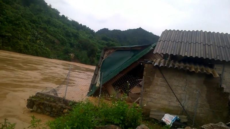 Trận lũ lịch sử năm 2011 đã khiến nhiều nhà dân ở dọc sông Nậm Mộ bị cuốn trôi. Cần sớm xử lý sạt lở bờ sông Nậm Mộ -0