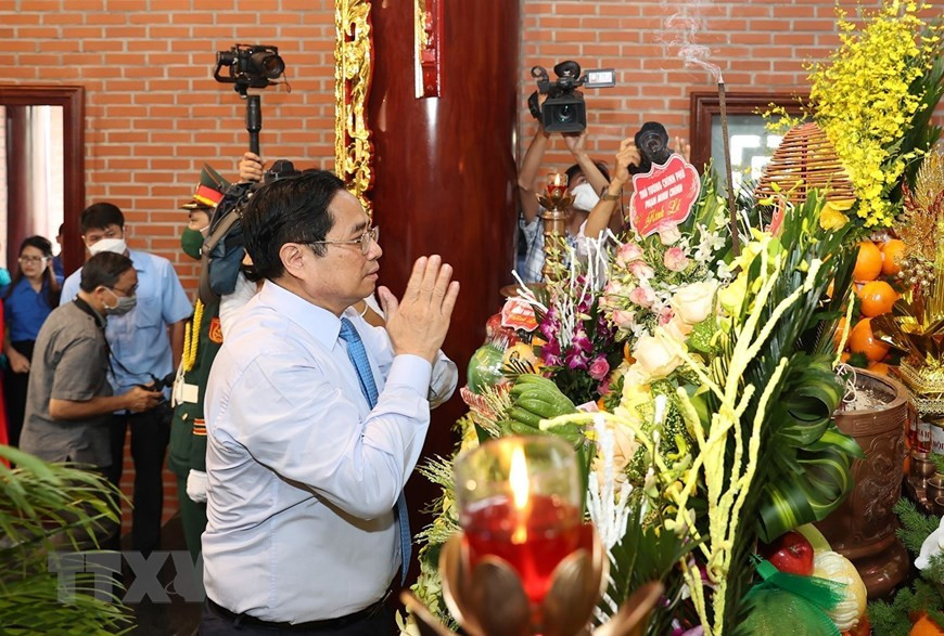 Thủ tướng Phạm Minh Chính dâng hương tưởng niệm Chủ tịch Hồ Chí Minh. (Ảnh: Dương Giang/TTXVN) Thủ tướng dự Lễ kỷ niệm 60 năm Bác Hồ về thăm huyện Tiền Hải -3