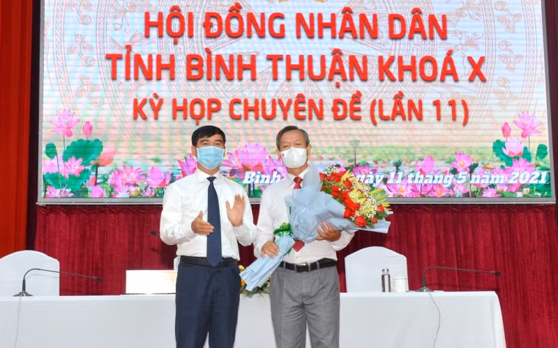 Đồng chí Dương Văn An, Ủy viên T.Ư Đảng, Bí thư Tỉnh ủy Bình Thuận chúc mừng ông Phan Văn Đăng (người cầm hoa) được HĐND tỉnh Bình Thuận (khóa X) bầu giữ chức vụ Phó Chủ tịch UBND tỉnh Bình Thuận, nhiệm kỳ 2016-2021.