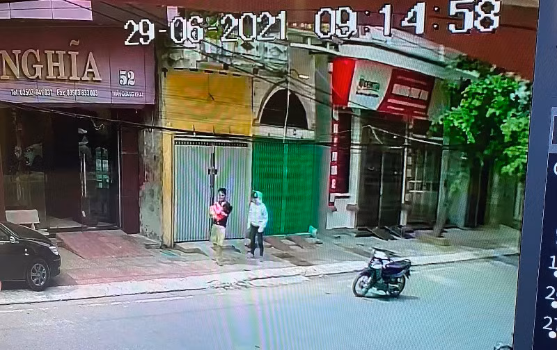 Dù không hoàn toàn đỡ được cháu bé, nhưng ông Hà vẫn làm giảm lực rơi, tránh cho cháu thương tích nặng (hình ảnh chụp từ camera nhà dân).