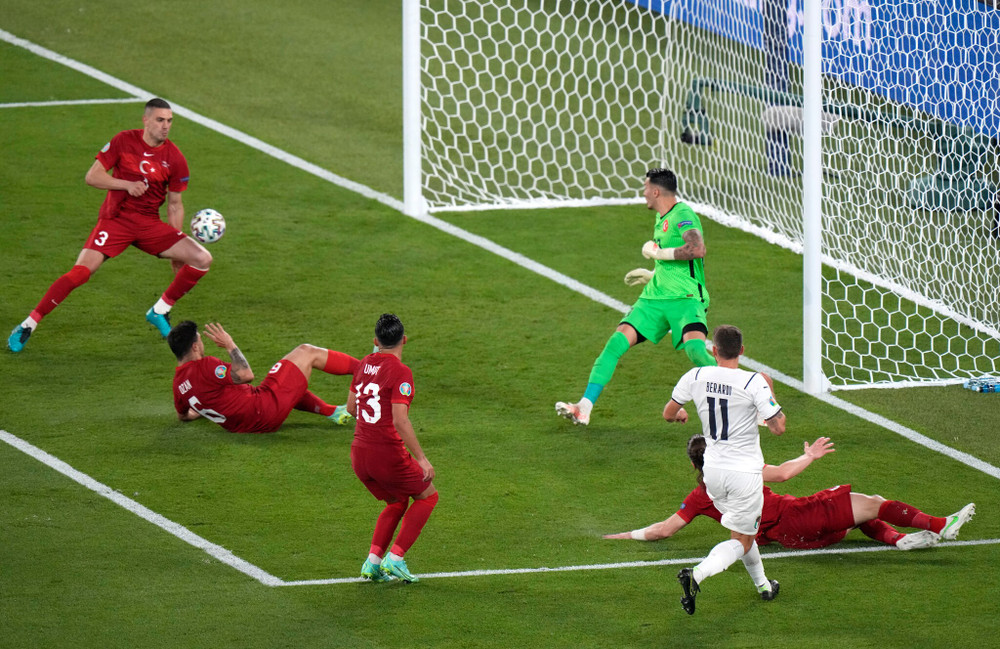 Bàn thắng đầu tiên ở EURO 2020 cũng là một bàn phản lưới nhà từ cầu thủ Thổ Nhĩ Kỳ trong trận thua 0-3 trước Italia trong ngày khai màn giải đấu. (Ảnh: UEFA) Kỷ lục ghi bàn tại EURO 2020 -0