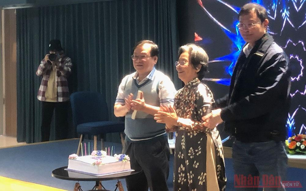 Giám đốc NXB Kim Đồng Bùi Tuấn Nghĩa, nhà văn Lê Phương Liên và nhà văn Nguyễn Nhật Ánh bên chiếc bánh mừng sinh nhật bộ sách. “Kính vạn hoa” kỷ niệm ¼ thế kỷ -0