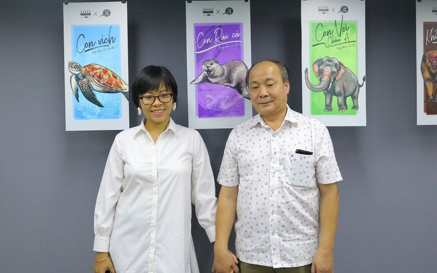Đỗ Mỹ Linh cùng bố trong Talkshow và Triển lãm Mỹ thuật “ Chuyện của Hậu”. (Ảnh: Nhân vật cung cấp)