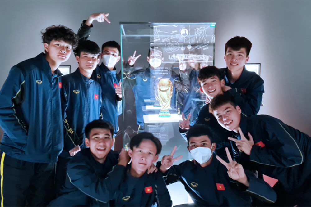 Các thành viên U17 Việt Nam tham quan bảo tàng bóng đá Đức tại Dortmund. (Ảnh: VFF) Đội tuyển U17 Việt Nam và tuần tập huấn đáng nhớ tại Dortmund -0