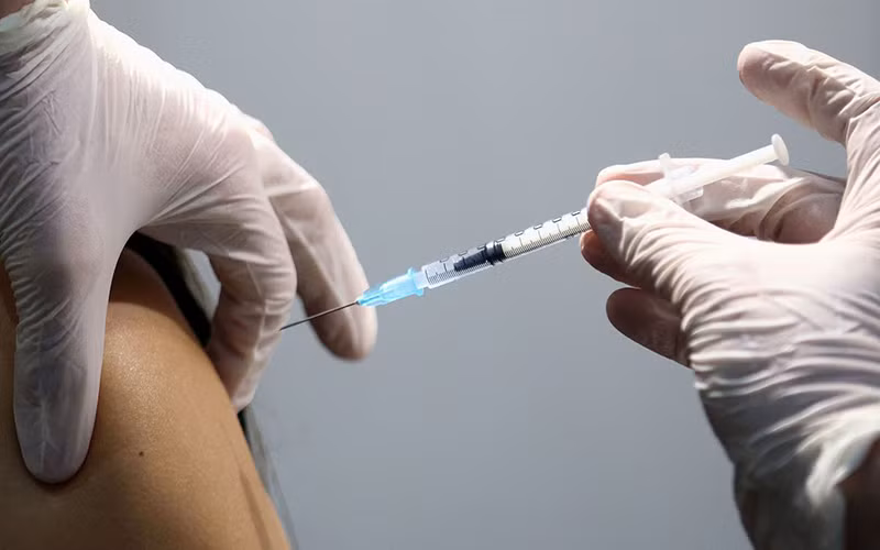 Kết quả một nghiên cứu của các nhà khoa học tại Đại học Oxford (Anh) cho thấy vaccine ngừa Covid-19 làm giảm đáng kể nguy cơ lây nhiễm bệnh. Ảnh: Reuters