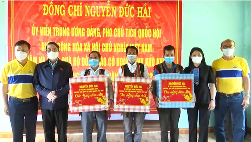 Phó Chủ tịch Quốc hội Nguyễn Đức Hải trao quà tặng cho các thôn của xã Phước Kim. Phó Chủ tịch Quốc hội Nguyễn Đức Hải thăm, tặng quà tại Quảng Nam -0