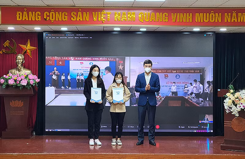 Đồng chí Bùi Quang Huy và đại diện các tỉnh, thành đoàn trao tượng trưng học bổng tặng sinh viên có hoàn cảnh khó khăn trên cả nước. 