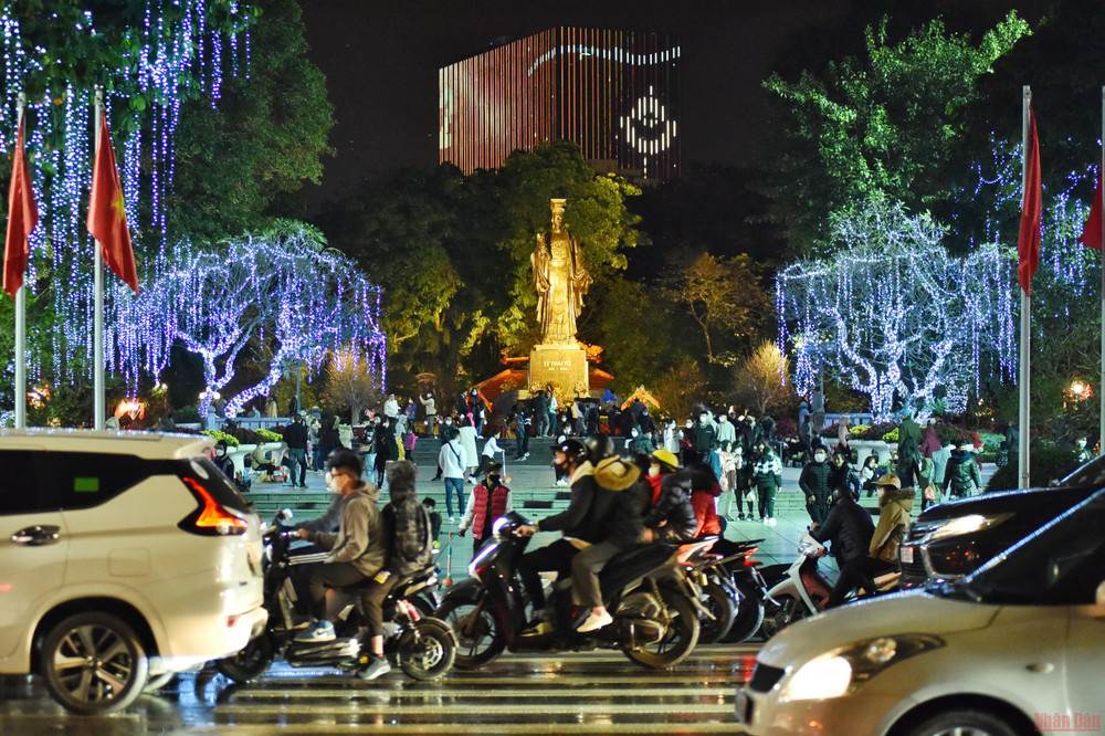 Với vị thế trung tâm của thành phố, vườn hoa Lý Thái tổ là địa điểm lựa chọn thích hợp của nhiều gia đình để du chơi mỗi dịp nghỉ lễ. (Ảnh: MINH DUY) Đón Xuân Nhâm Dần an vui, đầm ấm -0