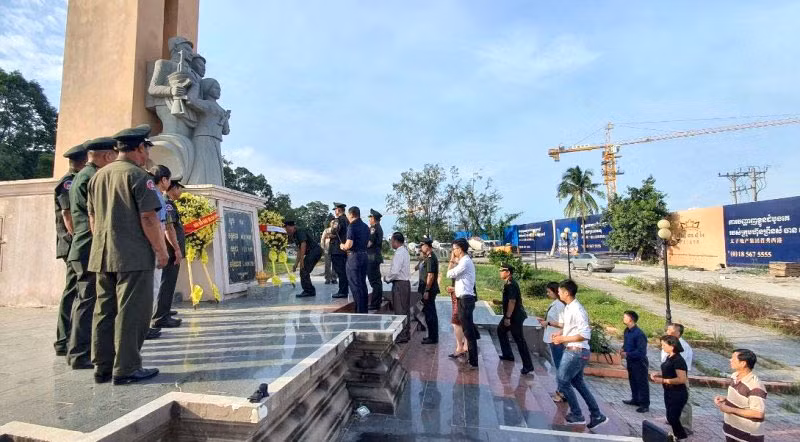 Dâng hương tại Đài Hữu nghị Việt Nam - Campuchia, TP Preah Sihanouk.