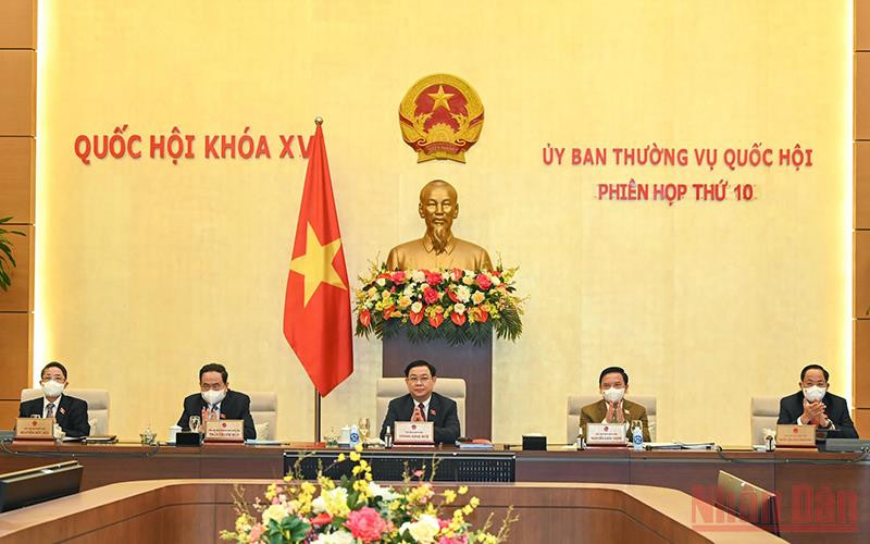 Chủ tịch Quốc hội Vương Đình Huệ cùng các Phó Chủ tịch Quốc hội dự và chủ trì phiên họp. (Ảnh: Duy Linh)