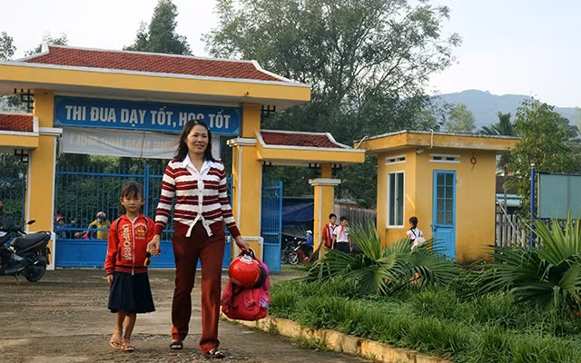 Chị Nguyễn Thị Hồng Hải đón cháu Nguyễn Thị Thu Thủy sau giờ tan học.