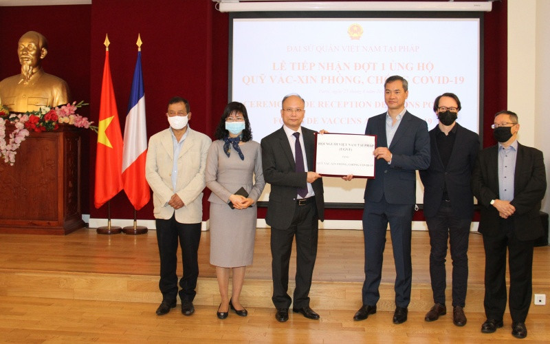  Đại diện Hội người Việt Nam tại Pháp trao tiền ủng hộ Quỹ vaccine phòng, chống Covid 19.