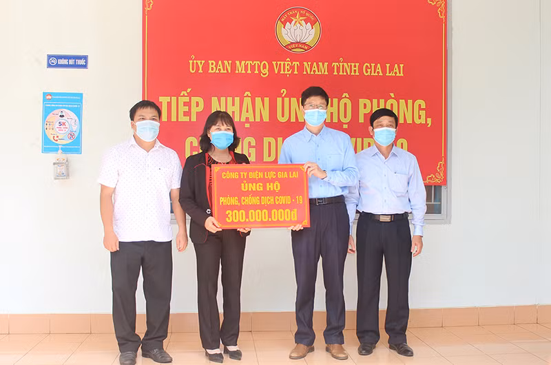 Ông Lê Quang Trường, Phó Giám đốc Công ty Điện lực Gia Lai trao số tiền 300 triệu đồng ủng hộ Quỹ vaccine phòng Covid-19. 