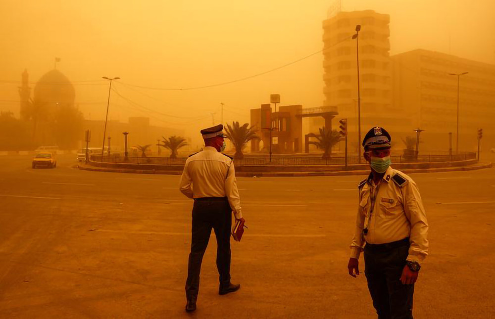 Cảnh sát giao thông hướng dẫn các phương tiện tại Baghdad di chuyển trong thời tiết có bão cát. Bão cát Iraq -2