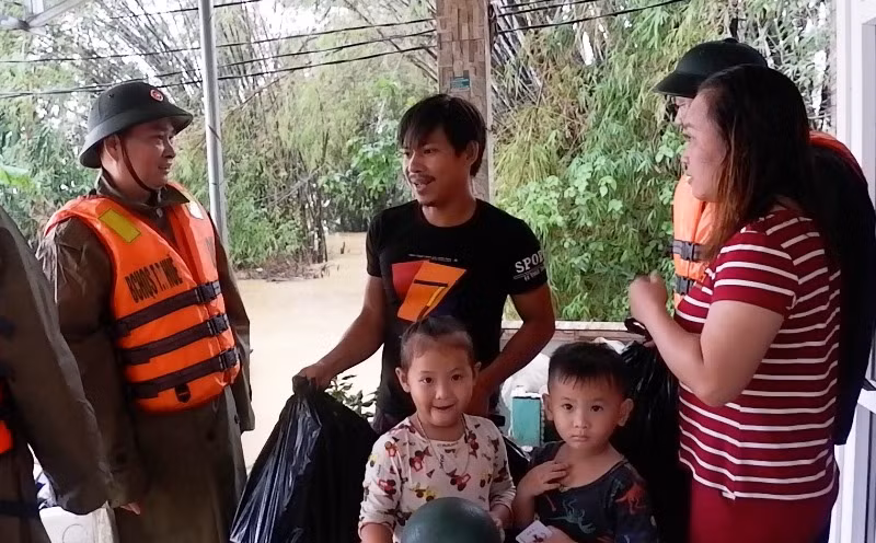 Thiếu tướng, Phó Tư lệnh Quân khu 4 Nguyễn Văn Man thăm, tặng quà người dân Phú Mậu, Phú Vang, Thừa Thiên Huế