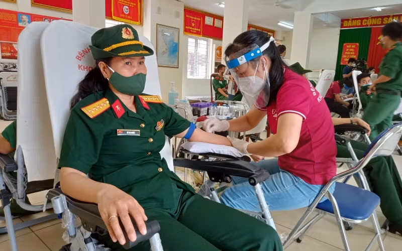 Cán bộ, chiến sĩ Trường Sĩ quan Kỹ thuật Quân sự tham gia hiến máu, sáng 29/7.