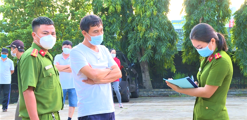 Công an phường Ea Tam, thành phố Buôn Ma Thuột lập biên bản vi các trường hợp ra đường tập thể dục khi thành phố đang thực hiện giãn cách xã hội theo Chỉ thị 16 của Thủ tướng Chính phủ để phòng, chống dịch Covid-19. img_7730.jpg.png -0