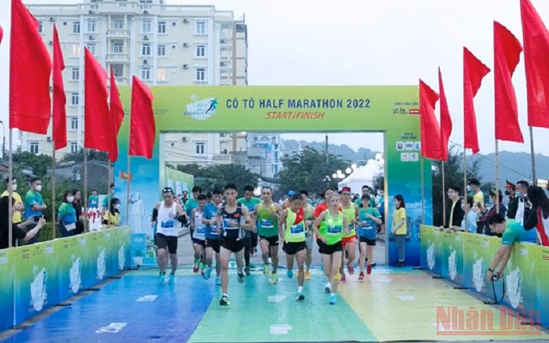 Các vận động viên xuất phát tranh tài ở cự ly 21 km dành cho nam.