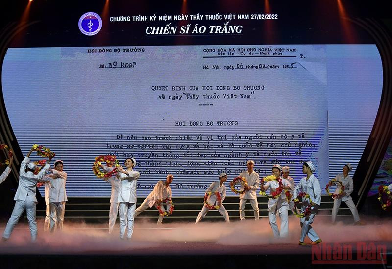 Chương trình ca nhạc tại buổi lễ. (Ảnh: Trần Hải) Những “chiến sĩ áo trắng” luôn là hình ảnh đẹp về sự hy sinh, y đức, tấm lòng nhân ái -0