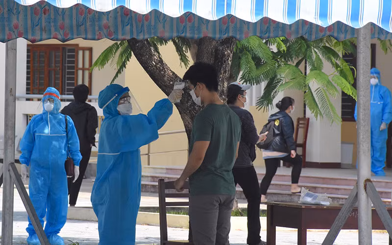 Thí sinh thay khẩu trang, rửa tay sảt khuẩn và đo thân nhiệt trước khi vào phòng học quy chế thi.