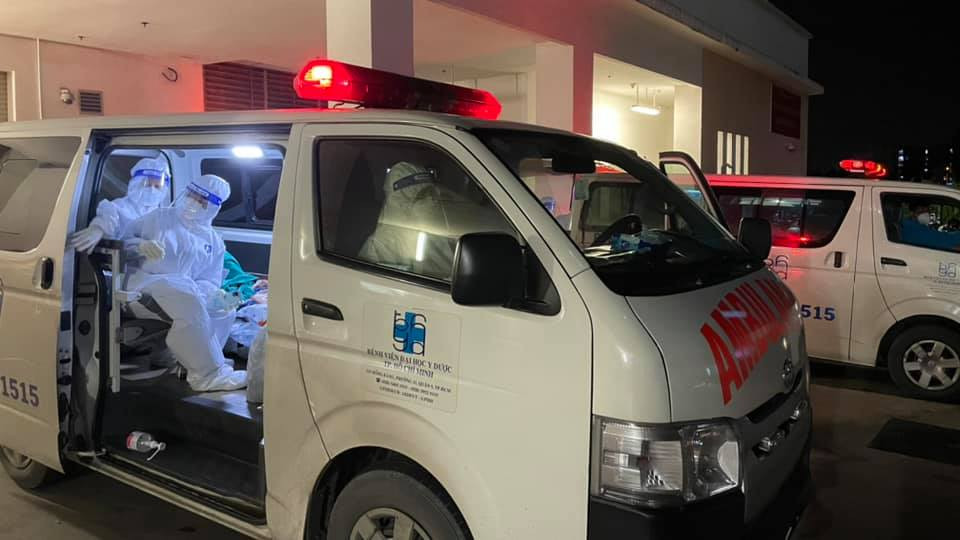 Trung tâm hồi sức người bệnh Covid-19, Bệnh viện Đại học Y Dược TP Hồ Chí Minh vận chuyển bệnh nhân về trung tâm của Bệnh viện Việt Đức. Cuộc bàn giao