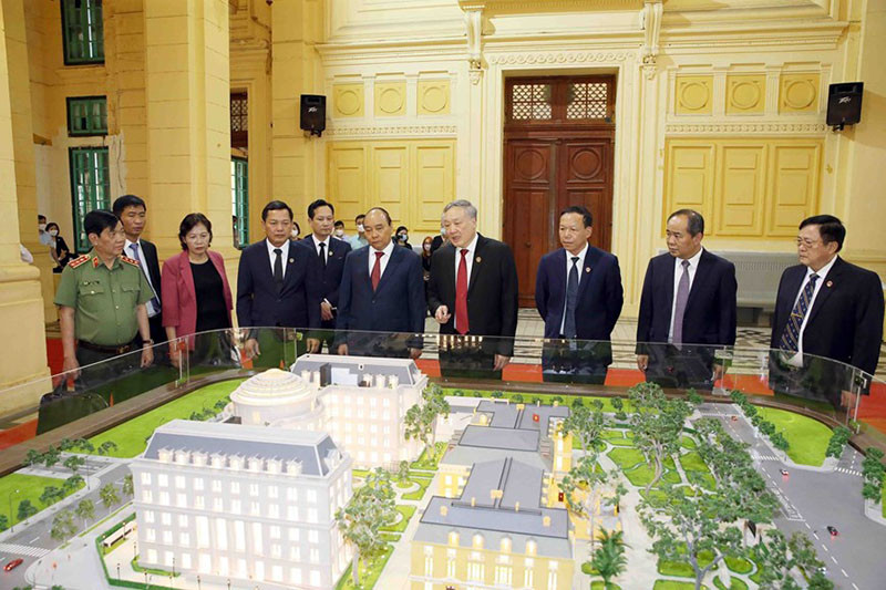 Chủ tịch nước Nguyễn Xuân Phúc tham quan mô hình Trụ sở mới của Tòa án nhân dân tối cao. (Ảnh: TTXVN) Xây dựng tòa án và nền tư pháp công khai, minh bạch, vì nhân dân phục vụ -0