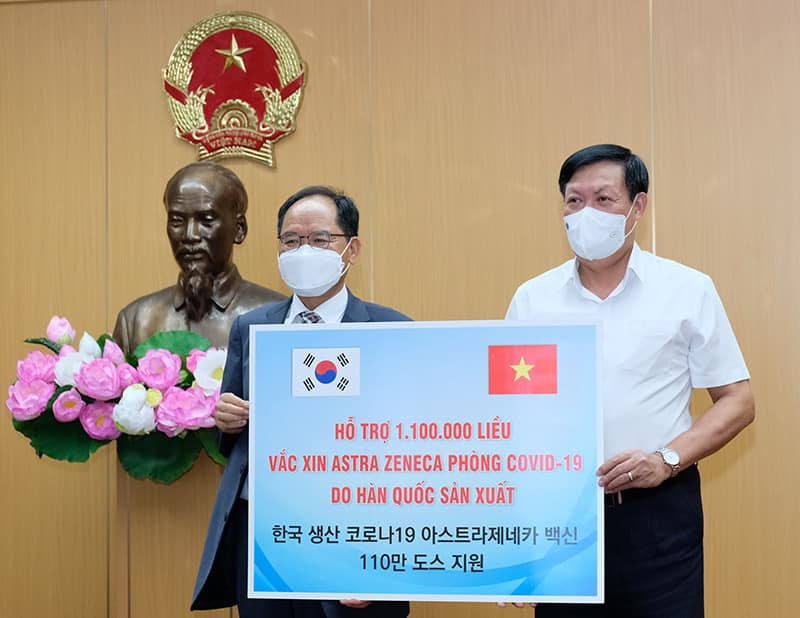 Thứ trưởng Đỗ Xuân Tuyên đại diện Bộ Y tế tiếp nhận vaccine do Hàn Quốc tài trợ. (Ảnh: TRẦN MINH) Bộ Y tế tiếp nhận gần 2 triệu liều vaccine do Ba Lan và Hàn Quốc tài trợ -0