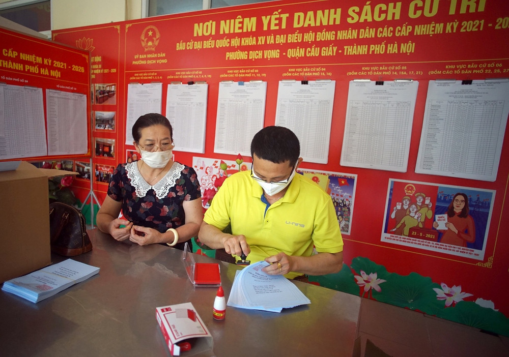 Tại quận Cầu Giấy, thành viên Tổ bầu cử số 2, phường Dịch Vọng tiến hành đóng dấu phiếu bầu cử, chuẩn bị cho ngày toàn dân đi bầu cử 23-5. Hà Nội sẵn sàng trước ngày hội lớn -0