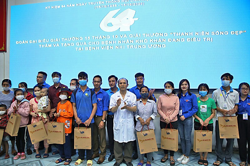 Đoàn đại biểu "Thanh niên sống đẹp" đến thăm, trao quà tặng bệnh nhi có hoàn cảnh khó khăn tại Bệnh viện Nhi T.Ư. Sôi động Ngày hội “Tôi yêu Tổ quốc tôi” tại Hà Nội -0