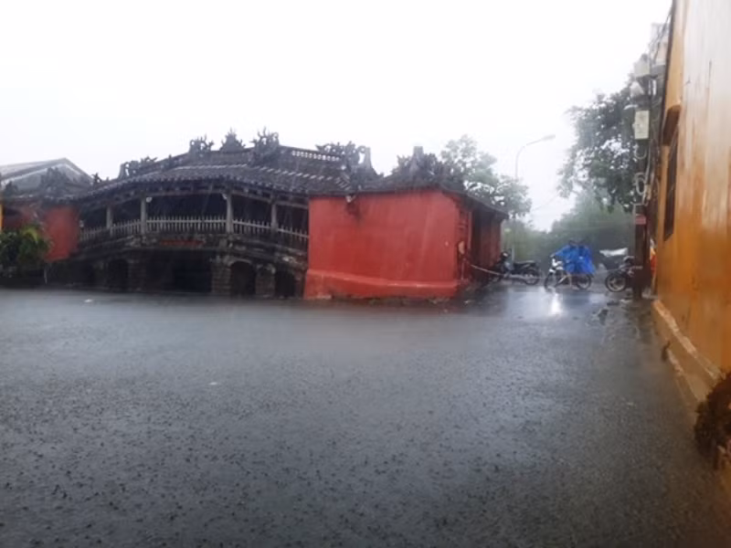 Chợ Hội An ngập nặng, phố cổ đối mặt với lũ dâng cao -0
