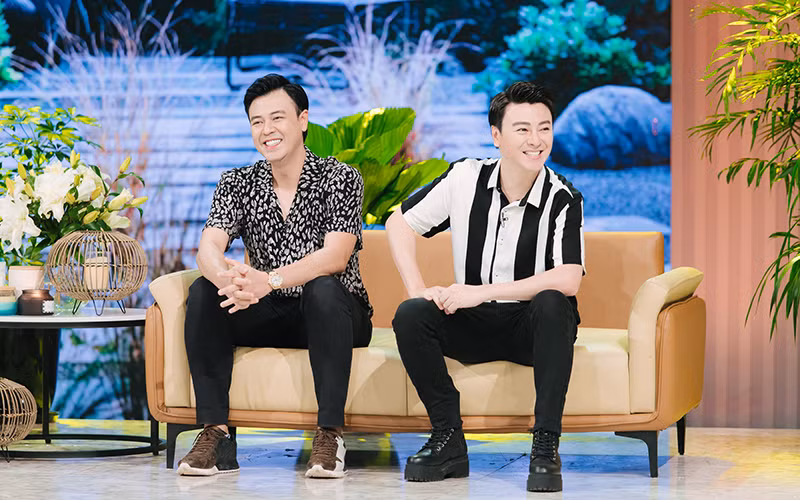 Hai anh em Phan Anh, Tuấn Tú là những khách mời "mở hàng" cho chương trình "Khách sạn 5 sao". (Ảnh: VTV)