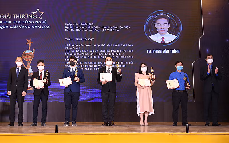 Đồng chí Bùi Quang Huy (ngoài cùng bên phải) trao giải thưởng khoa học công nghệ Quả cầu vàng 2021 tặng 5 tài năng trẻ tiêu biểu có mặt tại buổi lễ. 