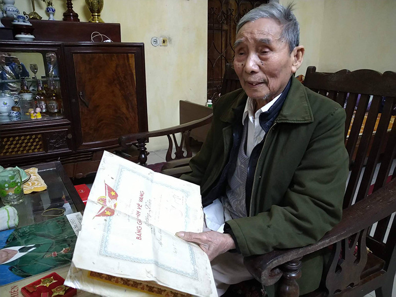 Ông Ngô Đăng Chính hồi tưởng lại những năm tháng tham gia kháng chiến. (Ảnh: Vietnamplus) Lời hịch non sông mãi vang vọng -0