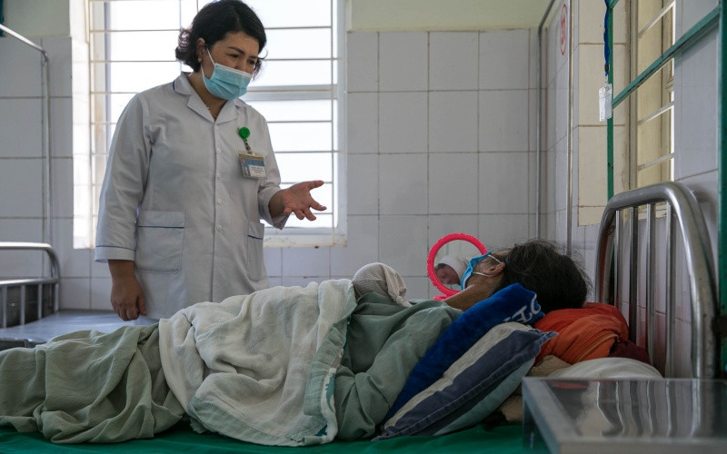 Chị Hoàng Thu Hà, Hộ sinh trưởng Khoa Sản, Bệnh viện đa khoa tỉnh Điện Biên hướng dẫn một mẹ da kề da với con sinh non thiếu tháng tại phòng Kangaroo. Mỗi năm 15 triệu trẻ sinh non trên thế giới cần được quan tâm sâu sắc -0