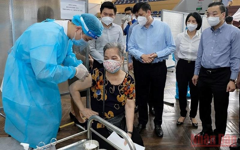Lãnh đạo Bộ Y tế và thành phố Hà Nội kiểm tra công tác tiêm vaccine phòng Covid-19 cho người dân tại nhà thi đấu Trịnh Hoài Đức (Hà Nội).