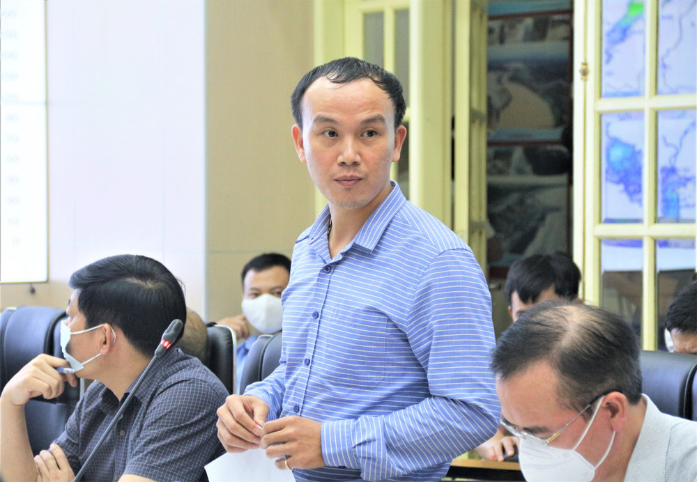 Ông Hoàng Phúc Lâm, Phó Giám đốc Trung tâm Dự báo Khí tượng Thủy văn quốc gia báo cáo tại cuộc họp. Triển khai các phương án cần thiết ứng phó bão số 7 -0