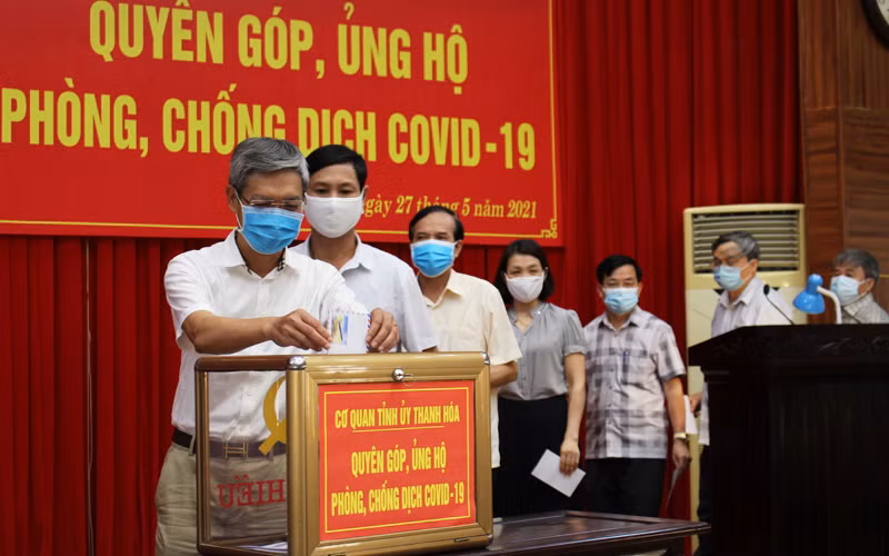 Cán bộ, công chức, viên chức, người lao động cơ quan Tỉnh ủy Thanh Hóa ủng hộ phòng, chống Covid-19.