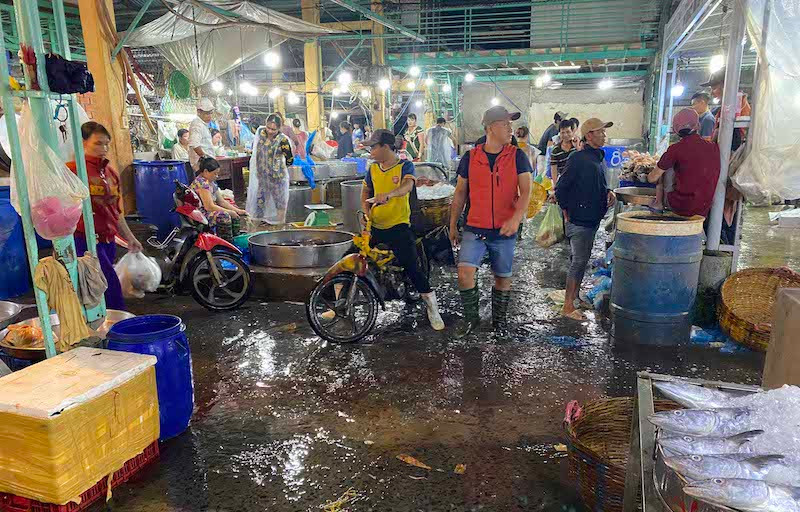 Nền chợ lúc nào cũng ngập ngụa nước thải Chợ đầu mối thuỷ hải sản ở An Giang xả thải trực tiếp ra sông Hậu -0