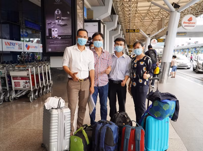 Các thành viên Bệnh viện Chợ Rẫy sang Lào hỗ trợ ứng phó Covid-19. (Ảnh BVCC)