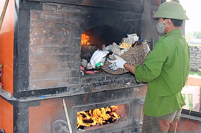 Tỉnh Thái Bình hiện có 101 lò đốt xử lý rác cho 136 xã nông thôn. (Ảnh: MAI TÚ)