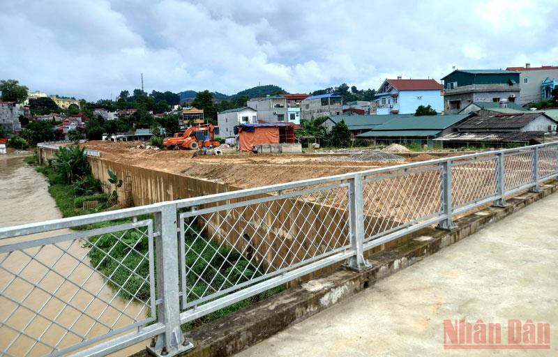 Hạng mục kè bờ trái và bờ phải sông Hiến chưa hoàn thành thi công nên chưa thể chính thức kết nối cầu Hợp Giang-Hòa Chung với đường giao thông. Sớm đưa cầu Hợp Giang-Hòa Chung đi vào vận hành -0