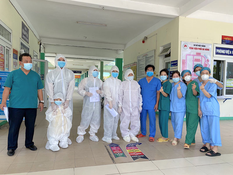 Sáng 15-6, năm bệnh nhân tại Bệnh viện Phổi Đà Nẵng được xuất viện. Bệnh nhân 81 tuổi nhiễm Covid-19 tại Đà Nẵng hồi sinh diệu kỳ -0