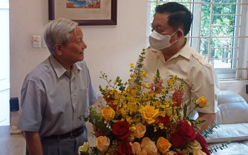 Đồng chí Nguyễn Trọng Nghĩa tặng hoa nhà báo lão thành Hà Đăng. Đồng chí Nguyễn Trọng Nghĩa thăm hai nhà báo lão thành -0