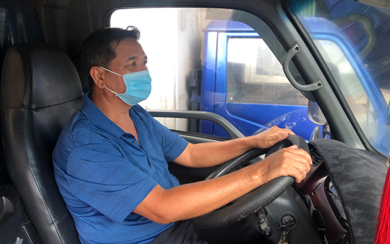 Anh Lê Thanh Hùng, Giám đốc Công ty sản xuất thương mại Lê Hùng Phát dùng xe ôtô của gia đình chuyên chở hàng trăm phần quà, thực phẩm thiết yếu phục vụ bà con tại các điểm tạm cách ly ở khu dân cư. San sẻ yêu thương ở “tâm dịch” Gò Vấp -0