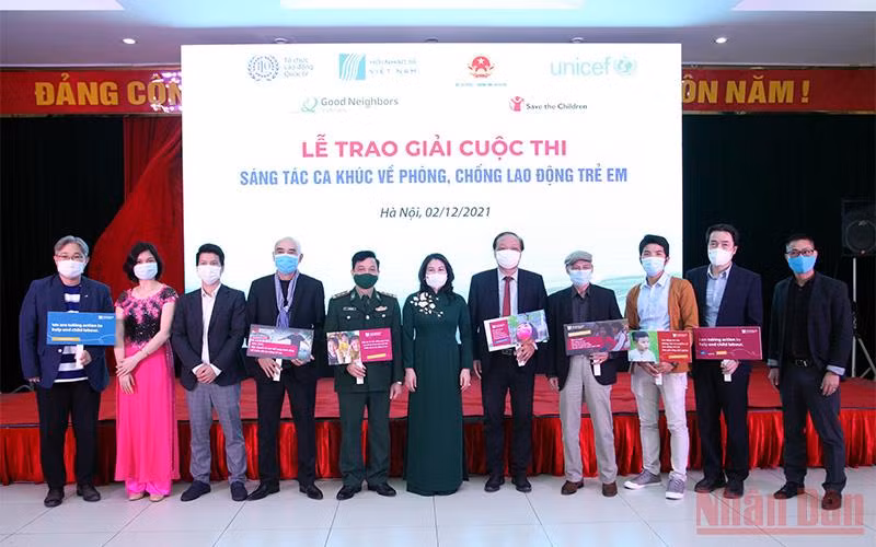 Các nhạc sĩ tại Lễ trao giải cuộc thi “Sáng tác ca khúc về phòng chống lao động trẻ em”.