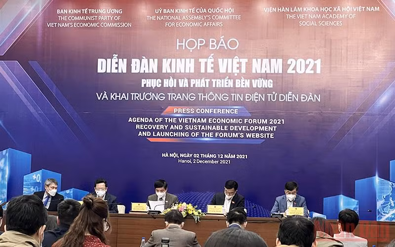Họp báo về Diễn đàn Kinh tế Việt Nam 2021.