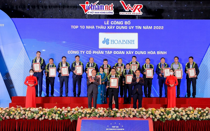 Đại diện Tập đoàn Xây dựng Hòa Bình trong lễ vinh danh.