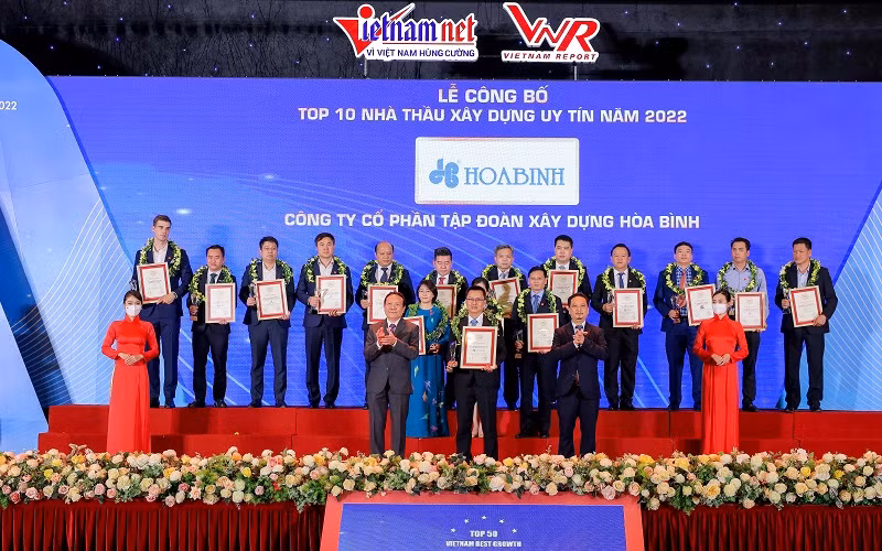 Đại diện Tập đoàn Xây dựng Hòa Bình trong lễ vinh danh.