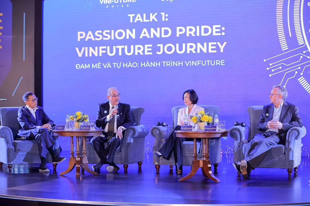 Các nhà khoa học Hội đồng giải thưởng và Hội đồng sơ khảo của Giải Vinfuture tại buổi giao lưu.