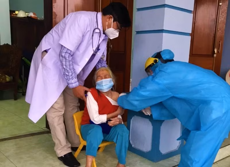 Trạm Y tế xã Cảnh Dương, huyện Quảng Trạch tiêm vaccine cho người già ngay tại nhà.